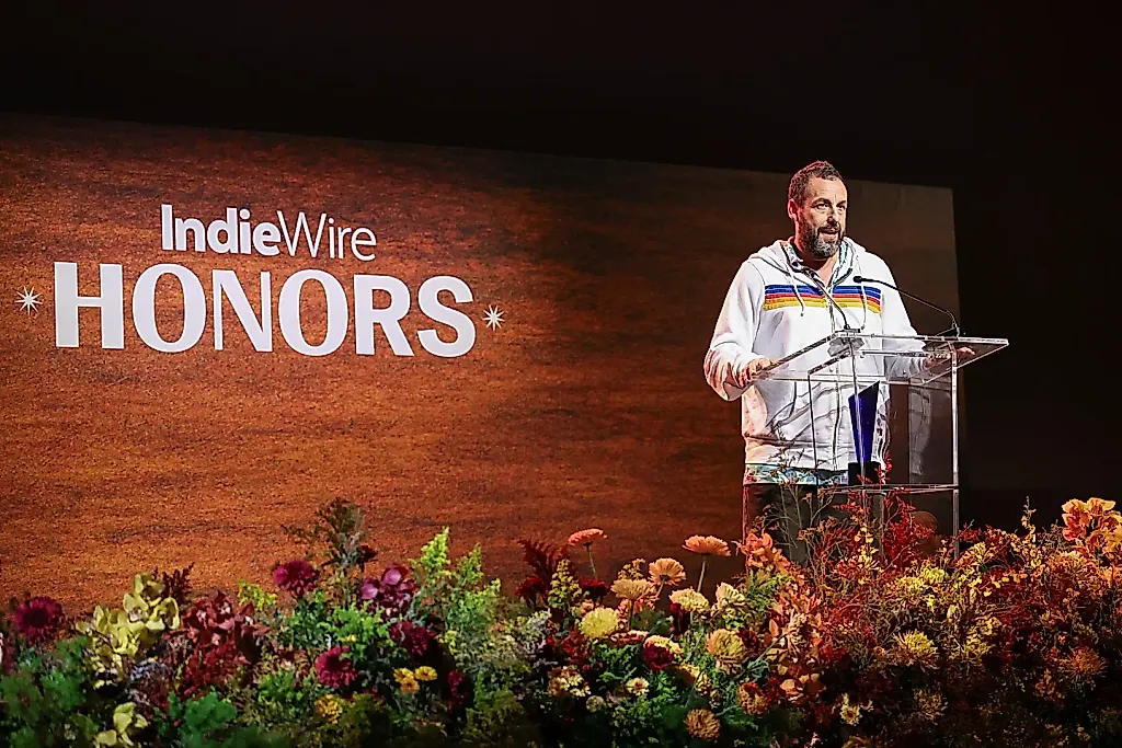 Адам Сэндлер вспоминает первые годы в Голливуде на IndieWire Honors