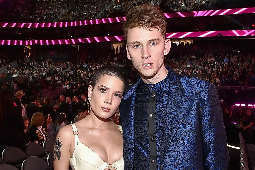 MGK устроил бурю эмоций на сцене, пригласив больную Хэлси для дуэта