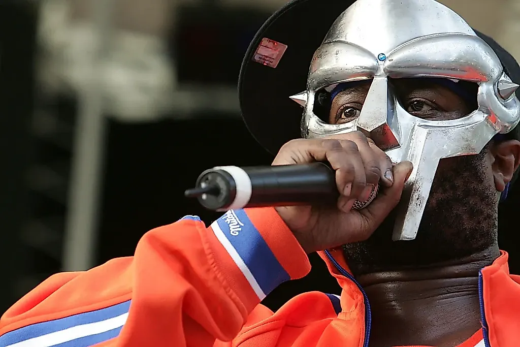 Суд отклонил иск наследников MF Doom к Temu по поддельному мерчу