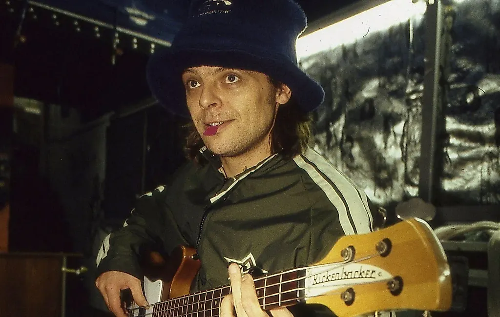 Stone Roses и Primal Scream прощаются с Мани: похороны легенды Манчестера