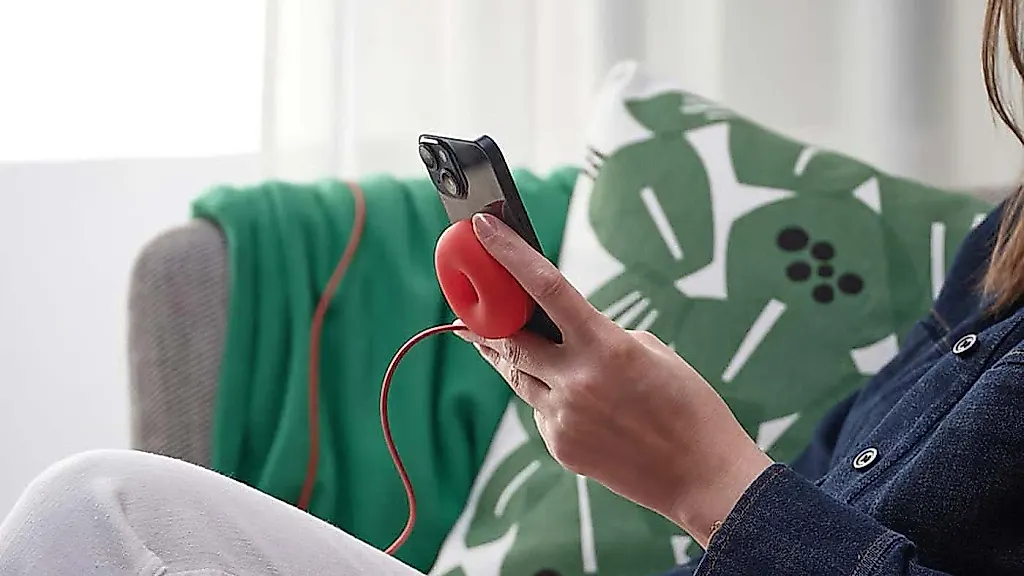 IKEA представила беспроводную зарядку, похожую на пончик, с кабелем внутри