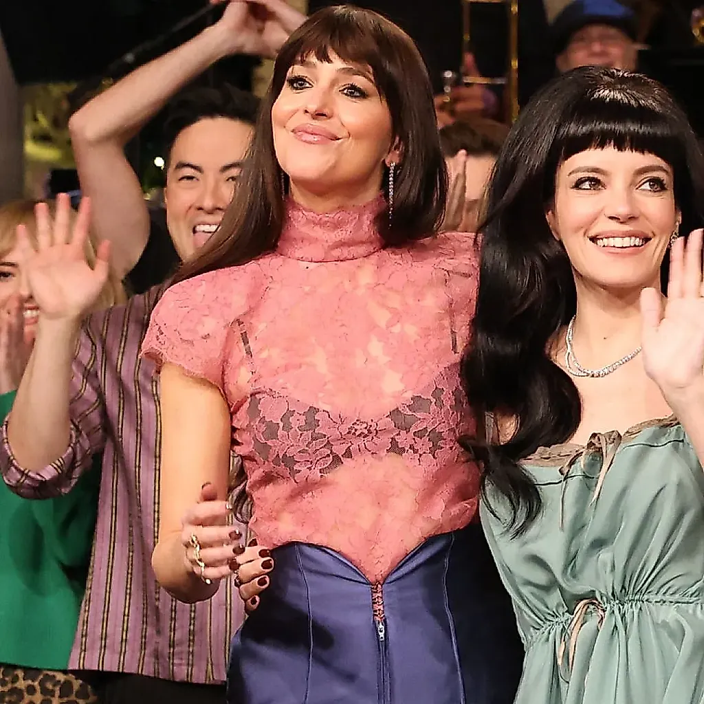 Дакота Джонсон удивила SNL модными образами.