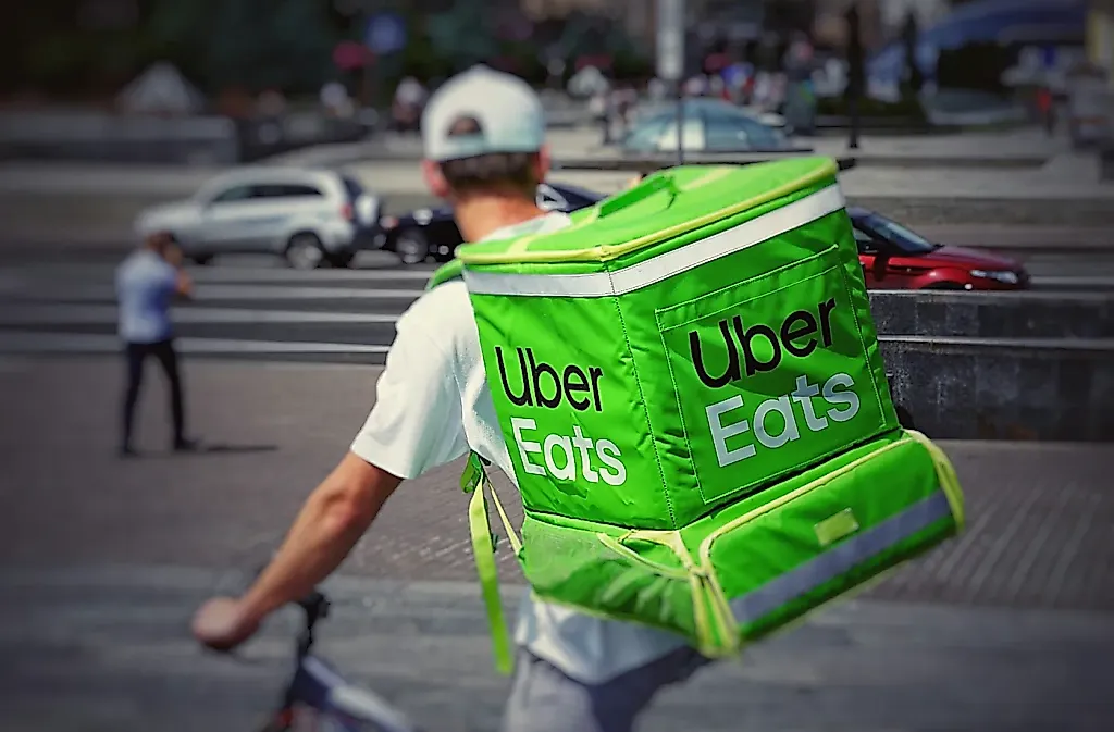 Uber и DoorDash подают в суд на Нью-Йорк из-за закона о чаевых для курьеров