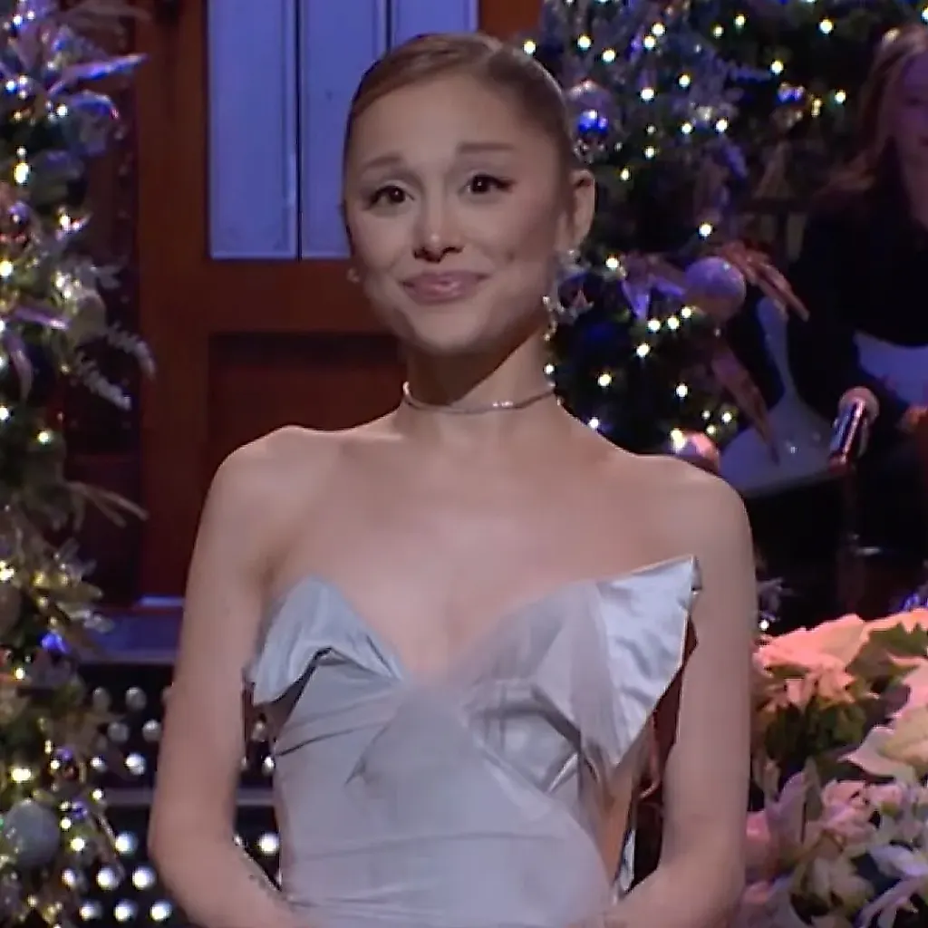 Ариана Гранде выбирает винтажное платье Vivienne Westwood для SNL