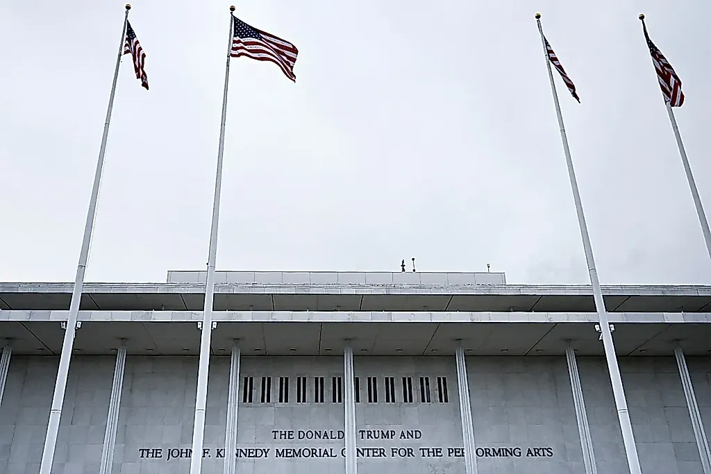 Президент Kennedy Center требует миллион с музыканта за отмену концерта