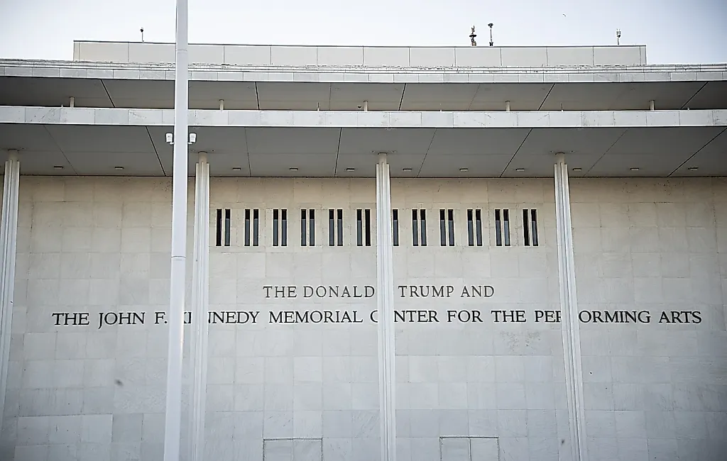 Скандал в Kennedy Center: артисты массово отменяют концерты из-за имени Трампа