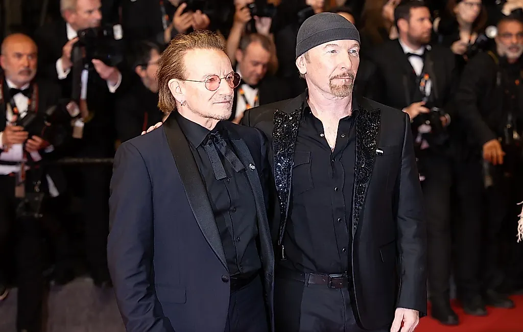 U2 исполнили акустическую программу для Woody Guthrie Prize