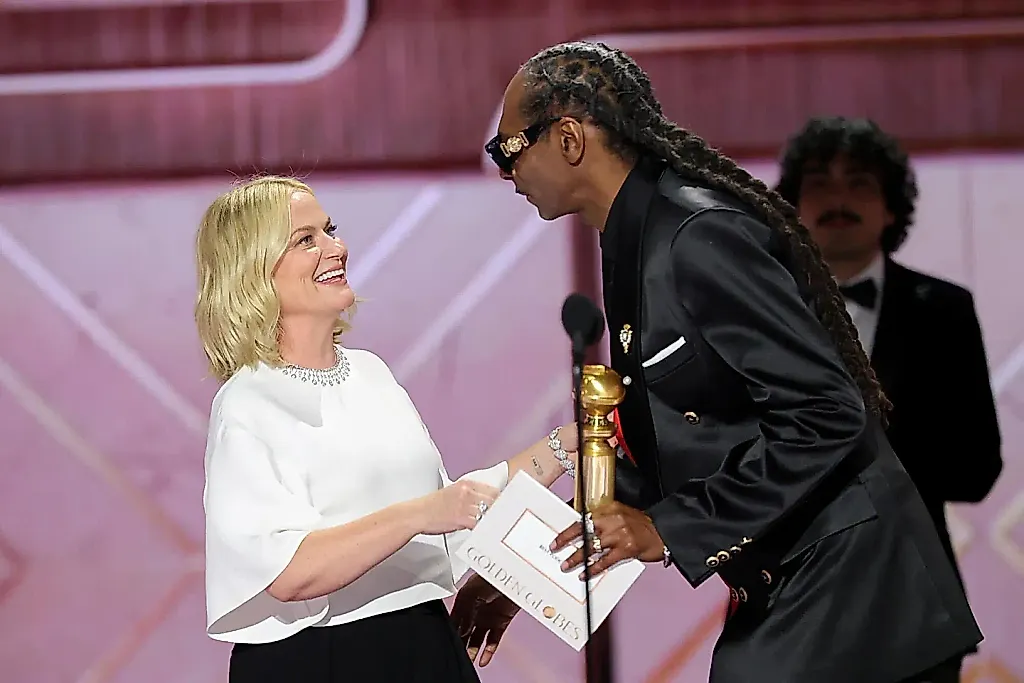 Snoop Dogg вручает Эми Полер первую премию за подкаст на "Золотом глобусе 2026"