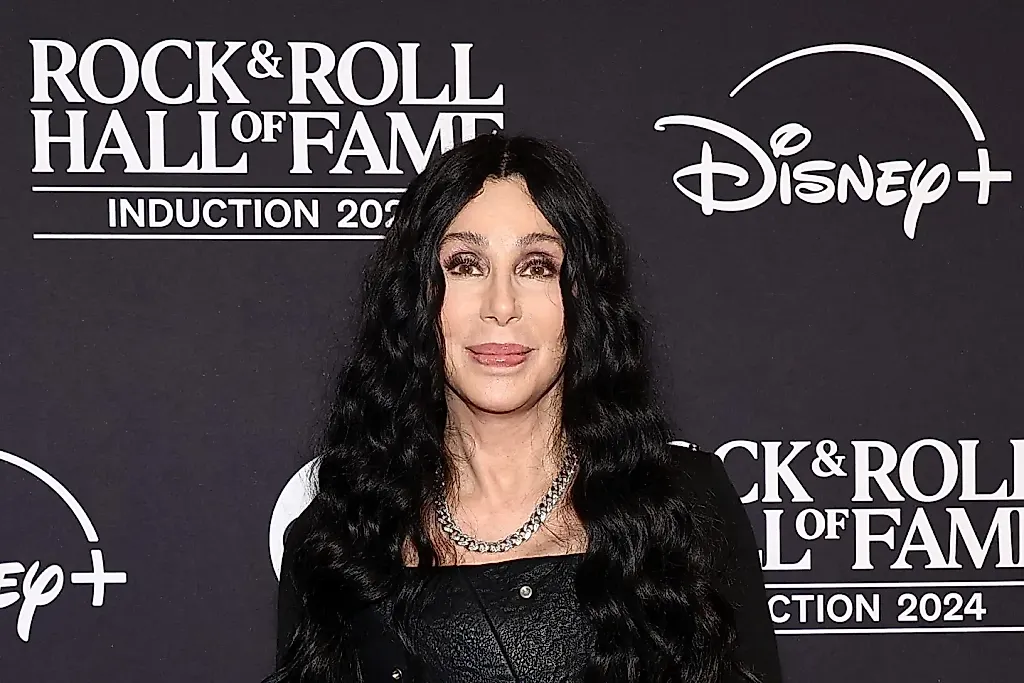 Cher требует от жены Боно оплатить суд