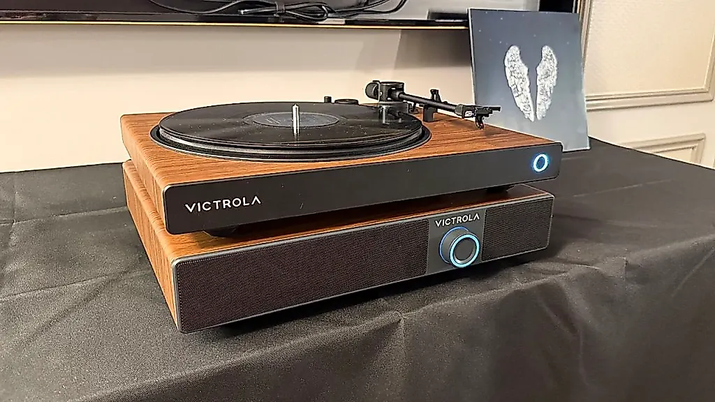 Victrola вывела винил на новый уровень — колонка-«подставка» для проигрывателей
