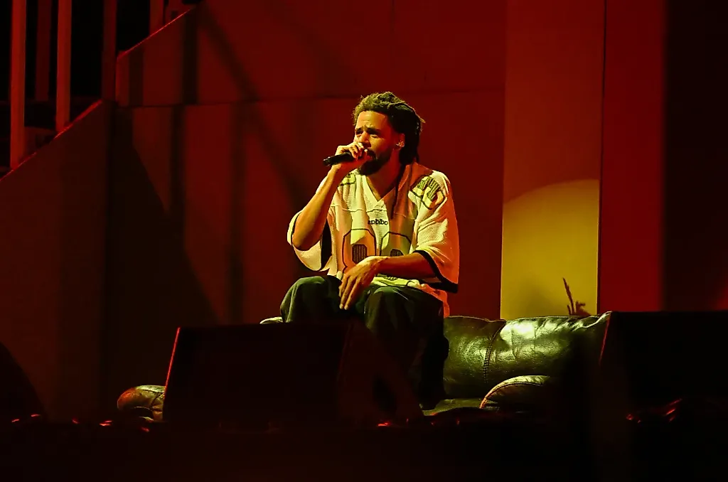 J. Cole откликается на ненависть Ye, нежно целует его в глубь бед!