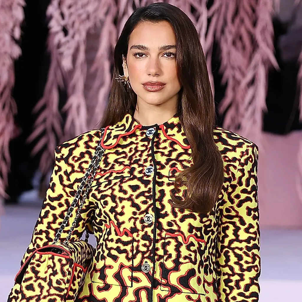 Дуа Липа выбрала огненный образ на показе Chanel haute couture