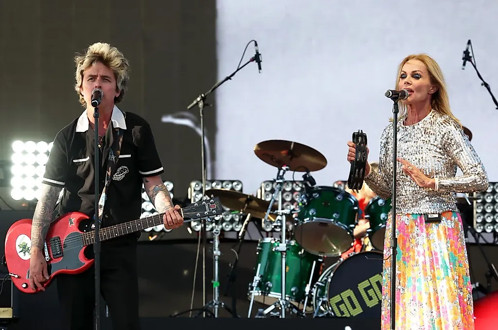 Билли Джо Армстронг шокирует Coachella с Go-Go’s