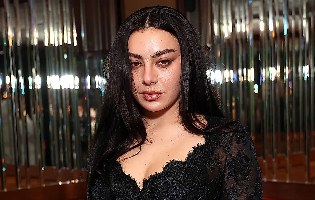 Хоррор-дуэт: Charli XCX и Milly Alcock