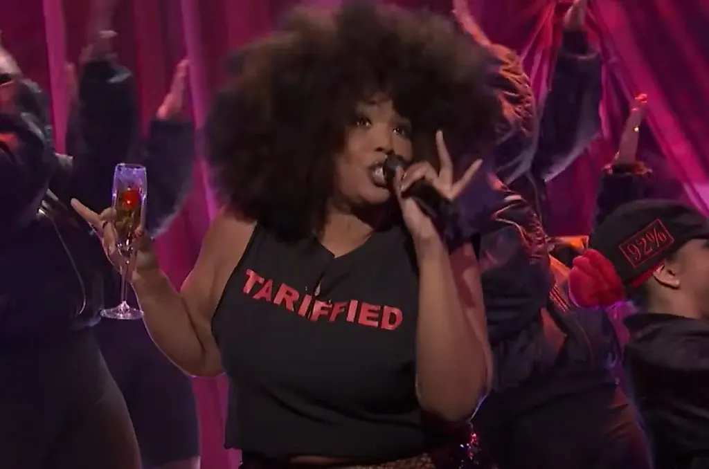 Лиззо и её ироничная футболка ‘TARIFFIED’ на SNL