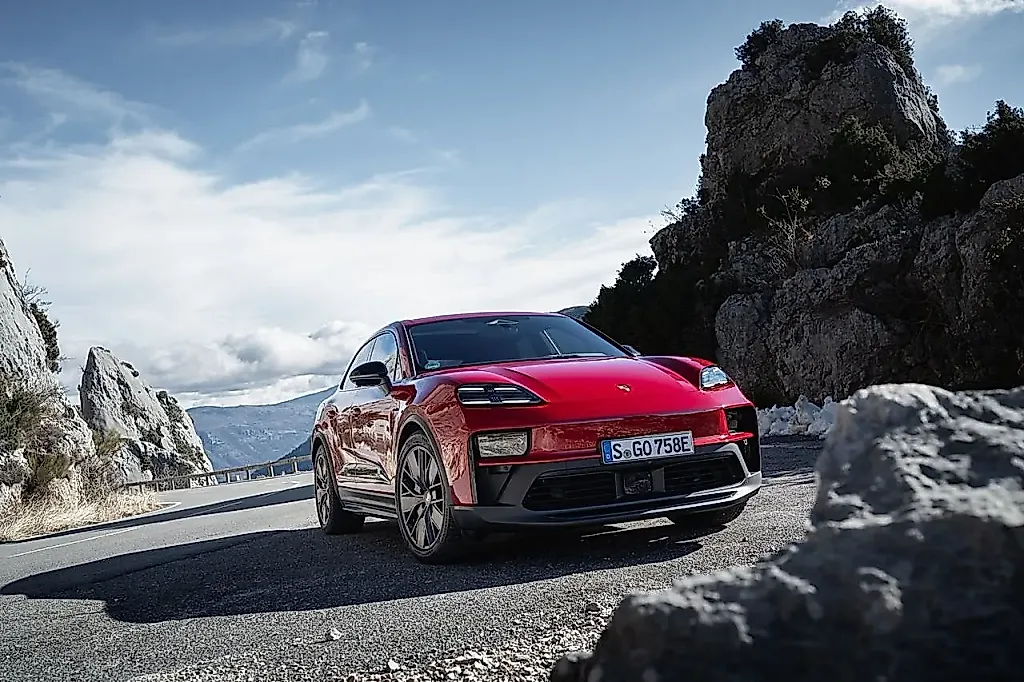 Самый резвый Porsche Macan и его хитрые парковочные трюки