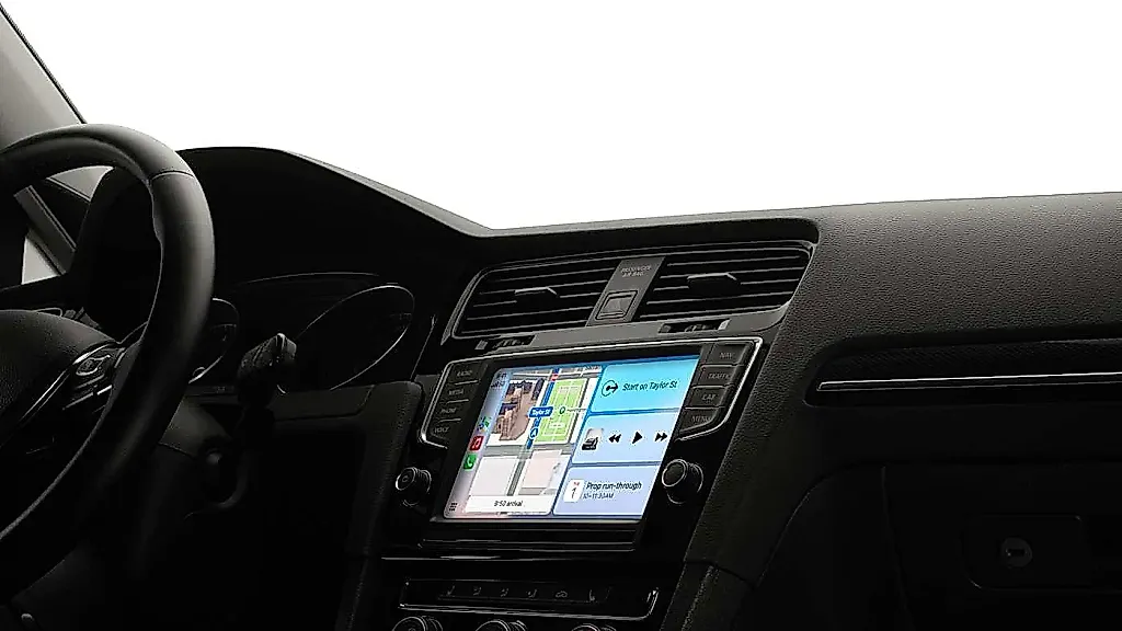 Tesla тянет с CarPlay
