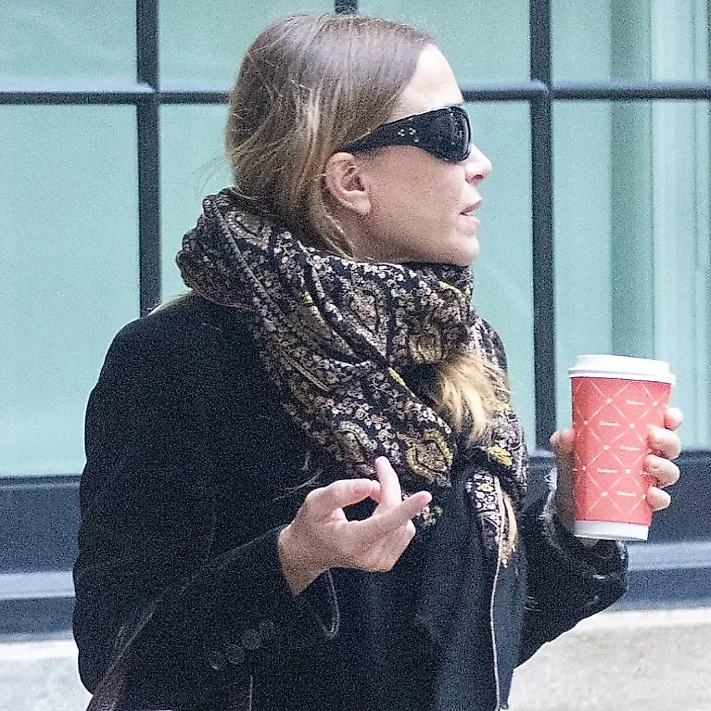 Кроссовки и люкс: выбор Mary‑Kate Olsen