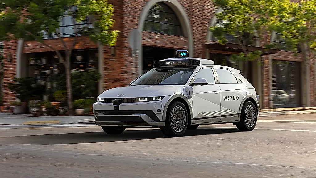 Waymo раскатывает роботакси