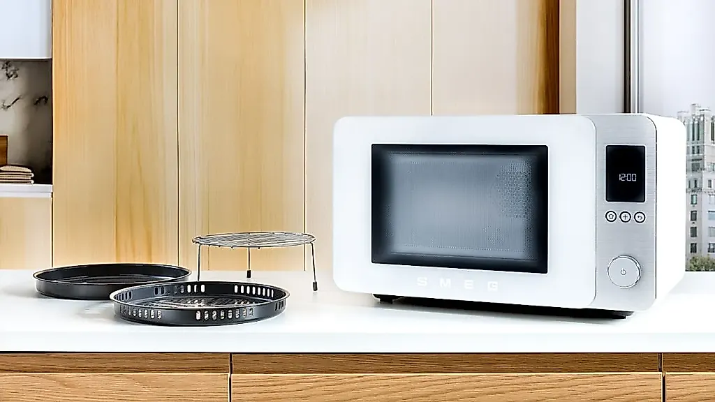 Smeg смешал микроволновку и аэрогриль