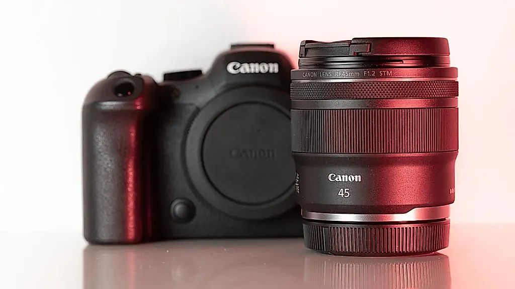 Недорогий объектив Canon RF 45mm F1.2 STM