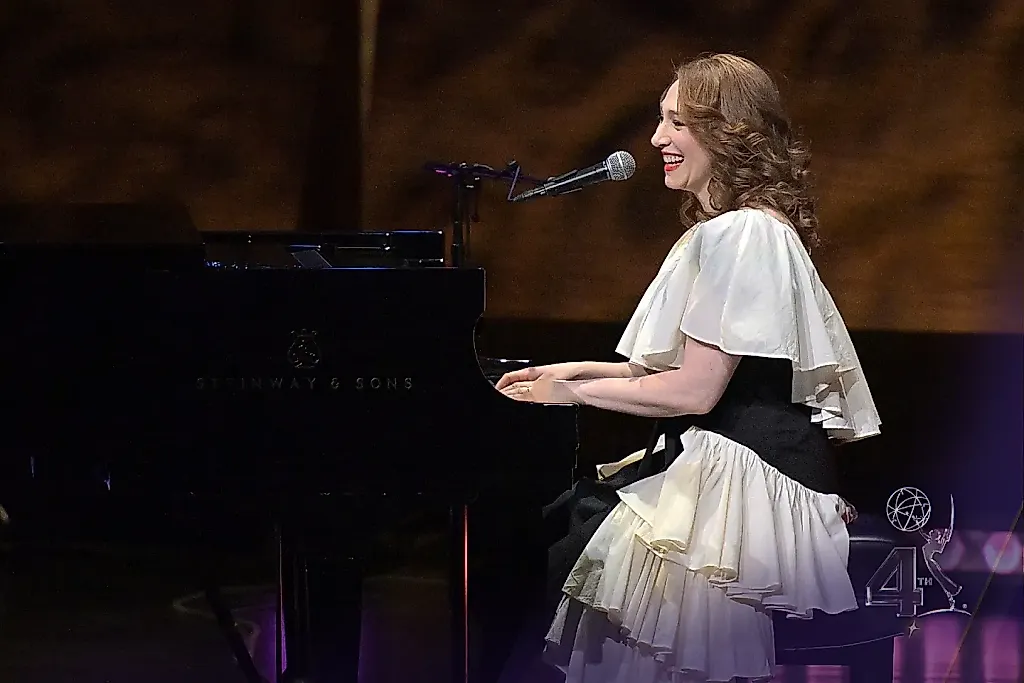 Regina Spektor открыла церемонию Children’s & Family Emmys