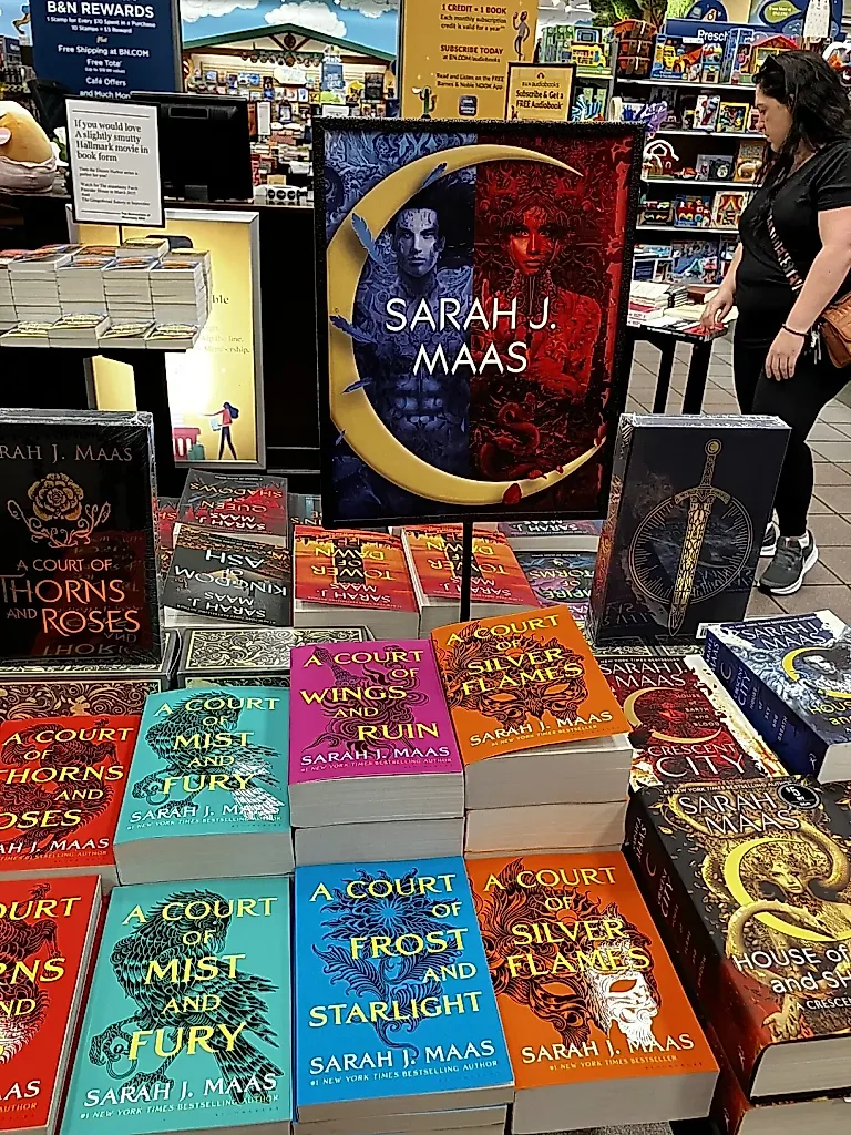 Два новых тома ACOTAR от Sarah J. Maas