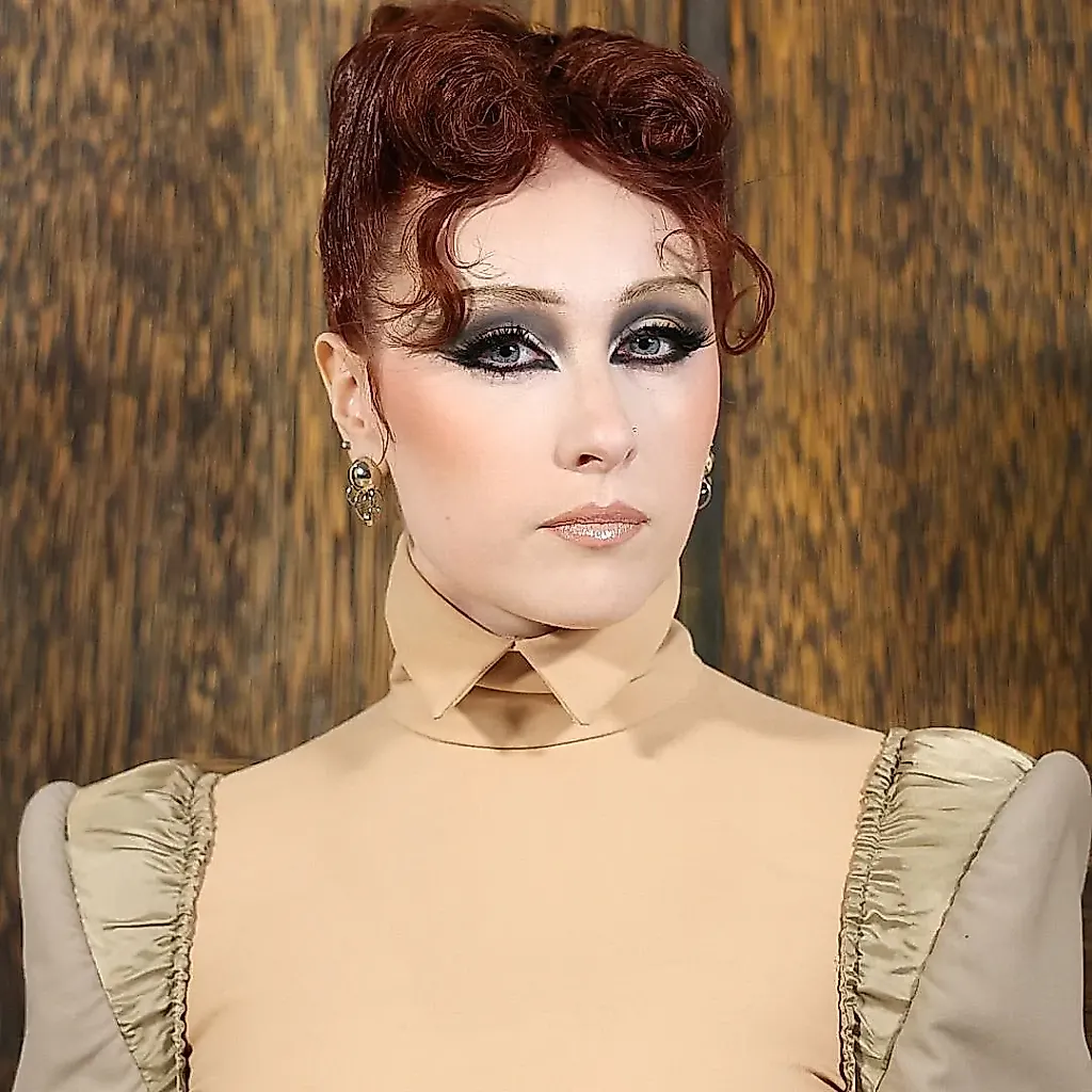 Chappell Roan меняет образ на показе Mugler