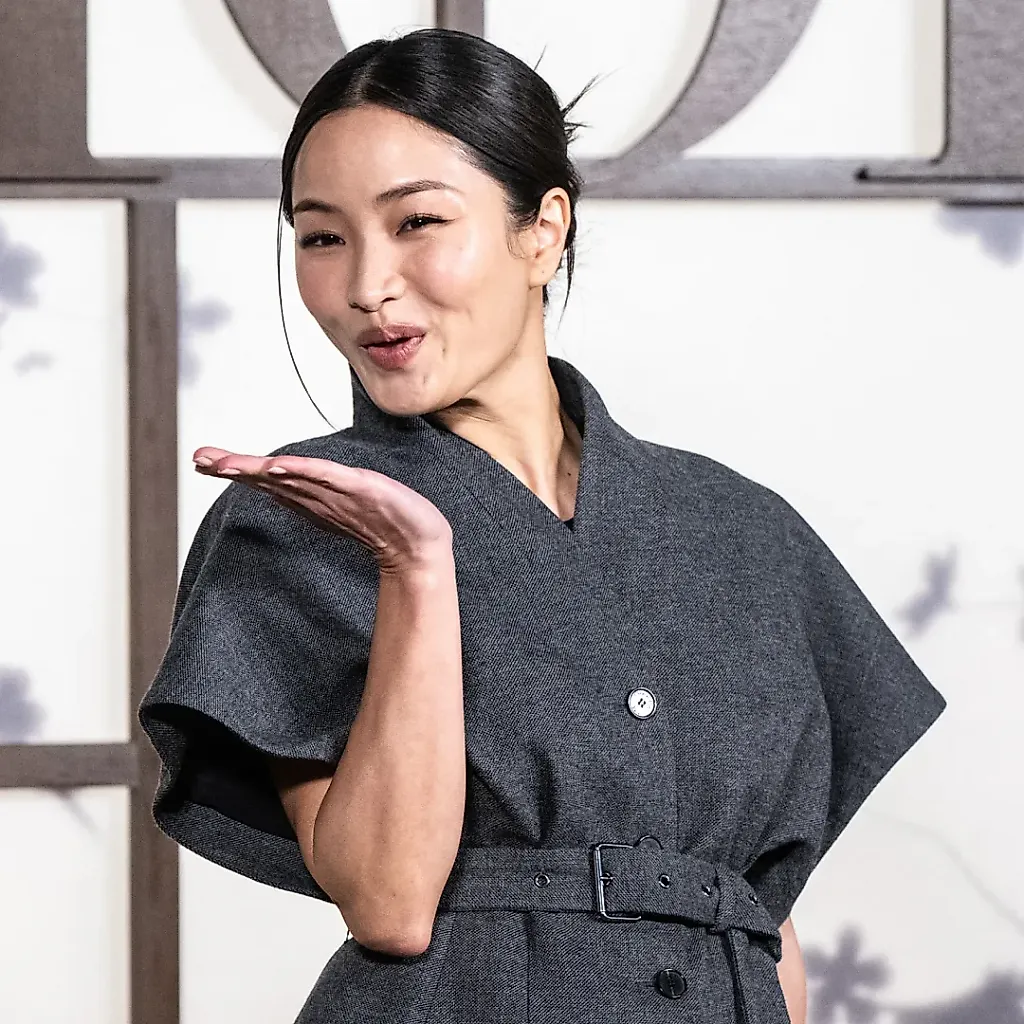 Минимализм в моде: как юбочный костюм от Dior стал идеалом для весны