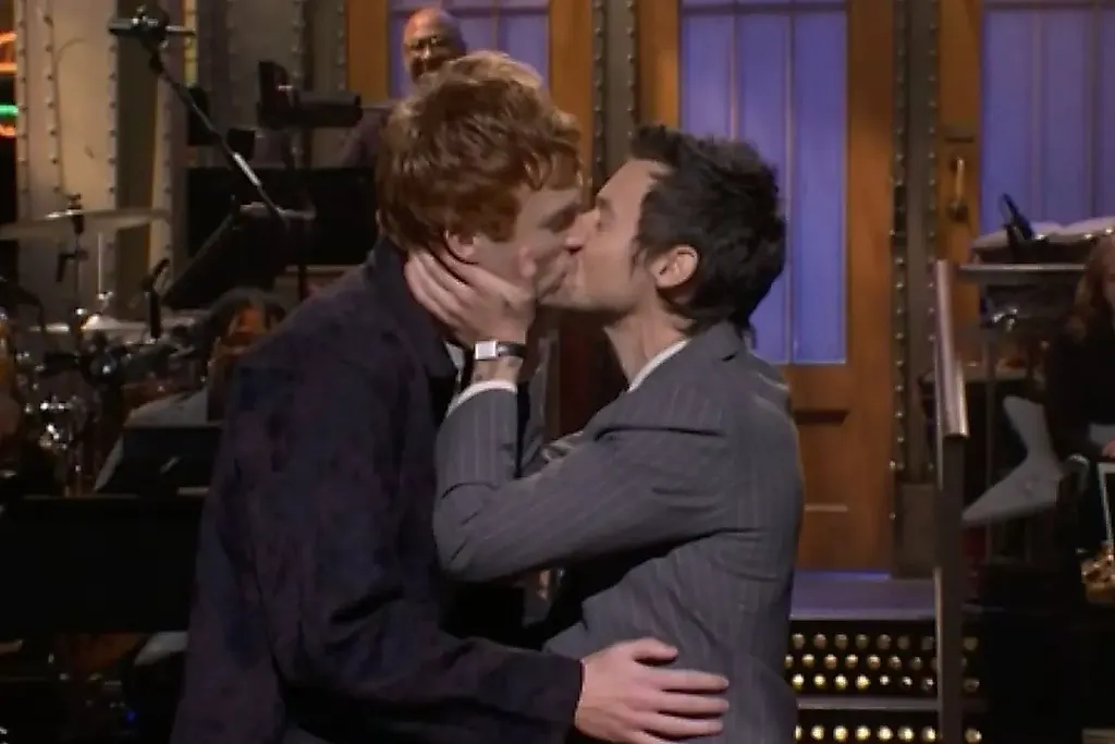 Гарри Стайлс на SNL: поцелуй и троллинг