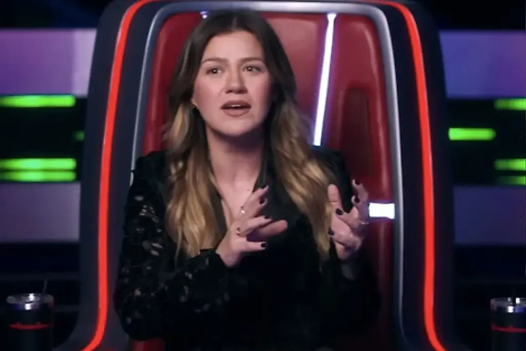 Келли Кларксон перехватила певицу в The Voice