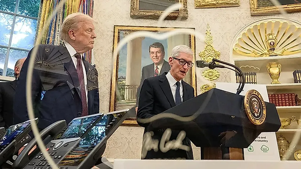 Подарок Cook и Трамп