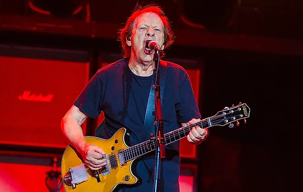 Гитарист AC/DC в больнице