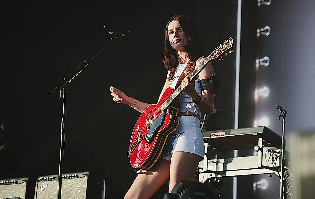 Wolf Alice на британском SNL: шум, рок и картофельные камни