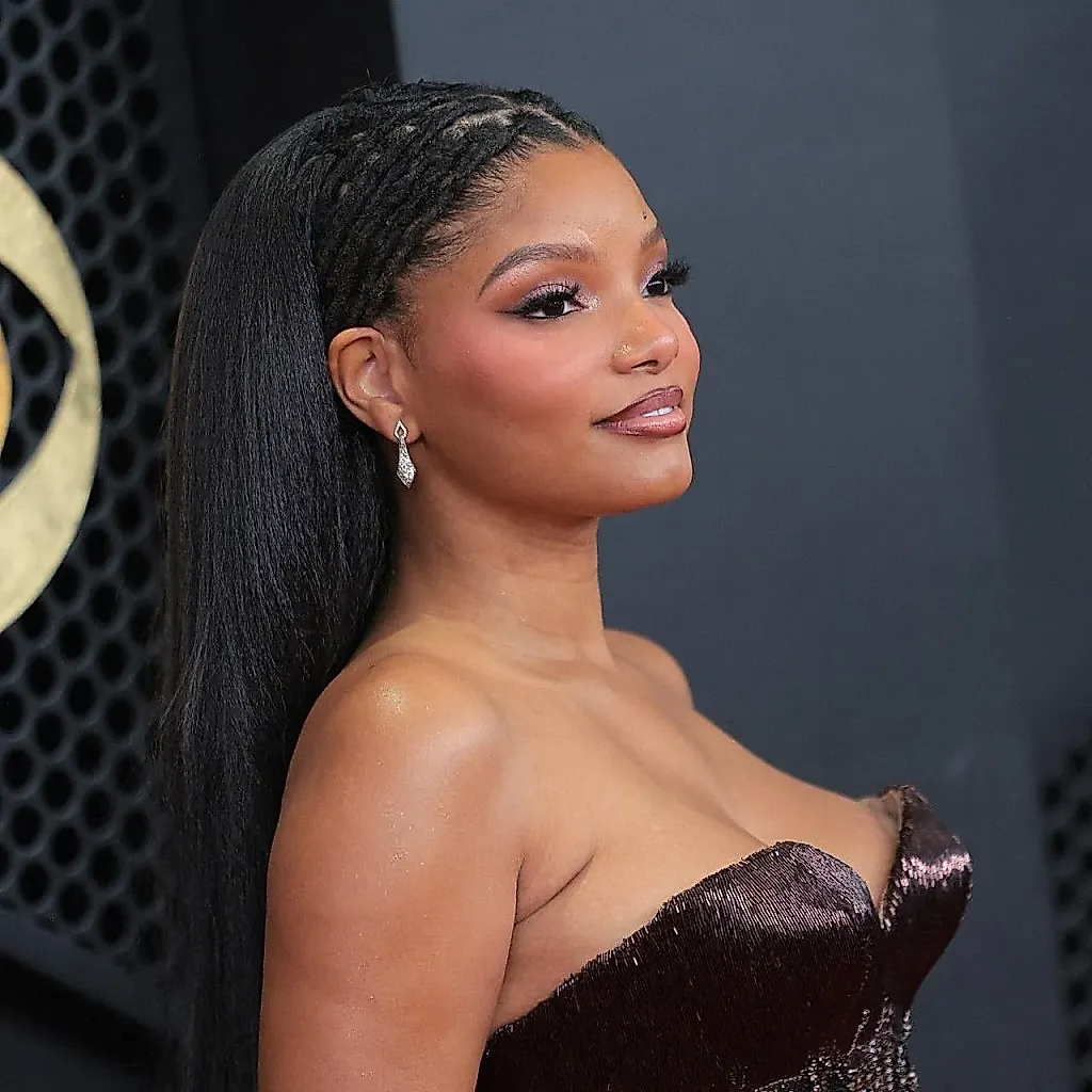 Романический маникюр Halle Bailey