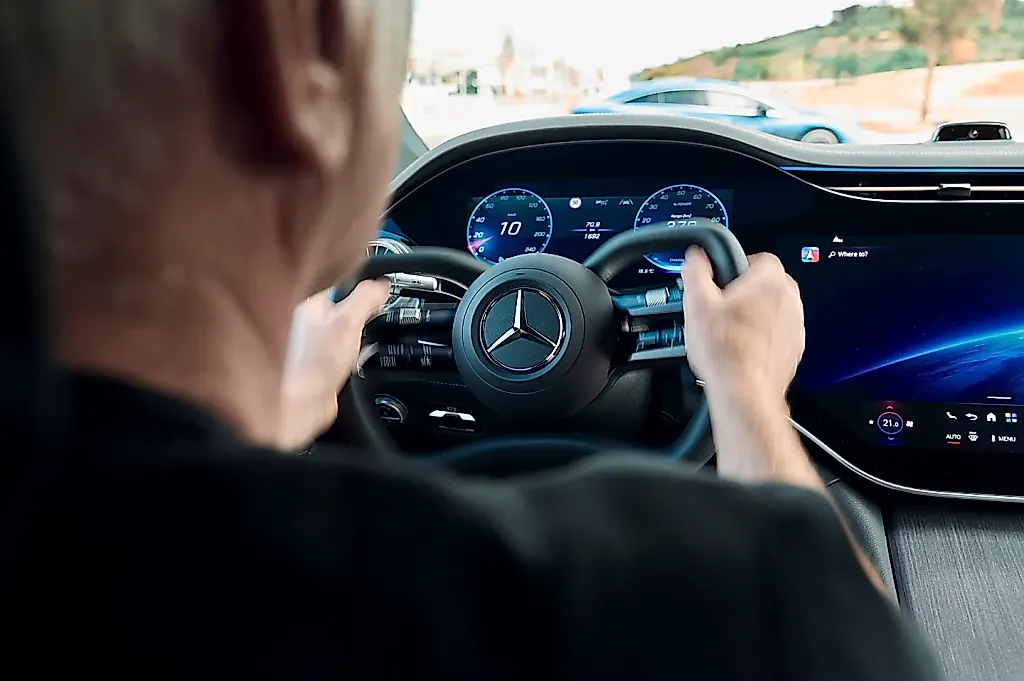 Mercedes ставит руль‑йоку в EQS