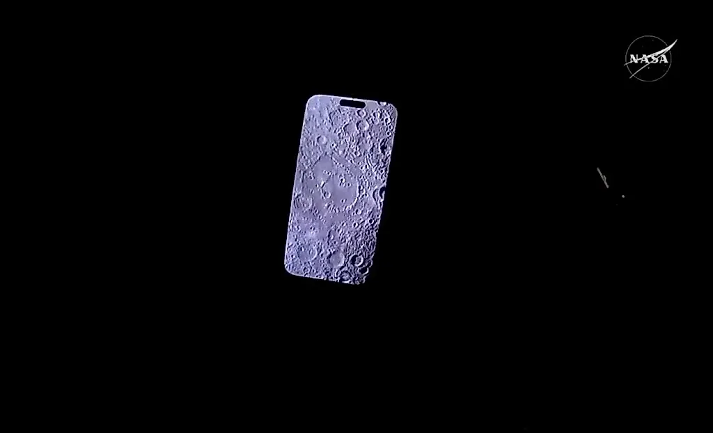 iPhone против Луны