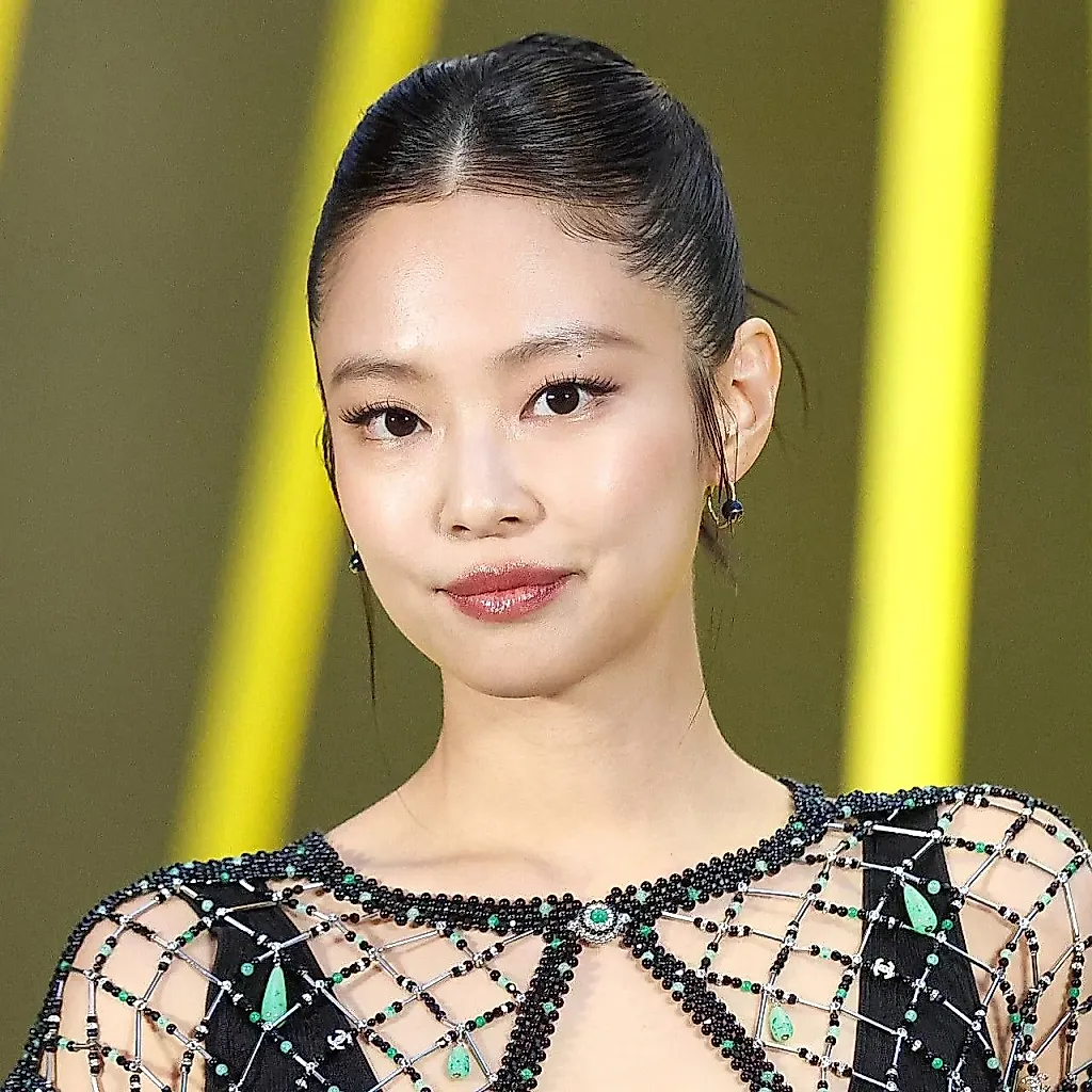 Полосатый маникюр Jennie стал хитом Coachella