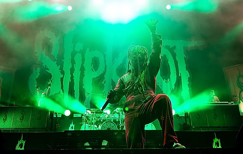 Когда Slipknot смотрят в окно