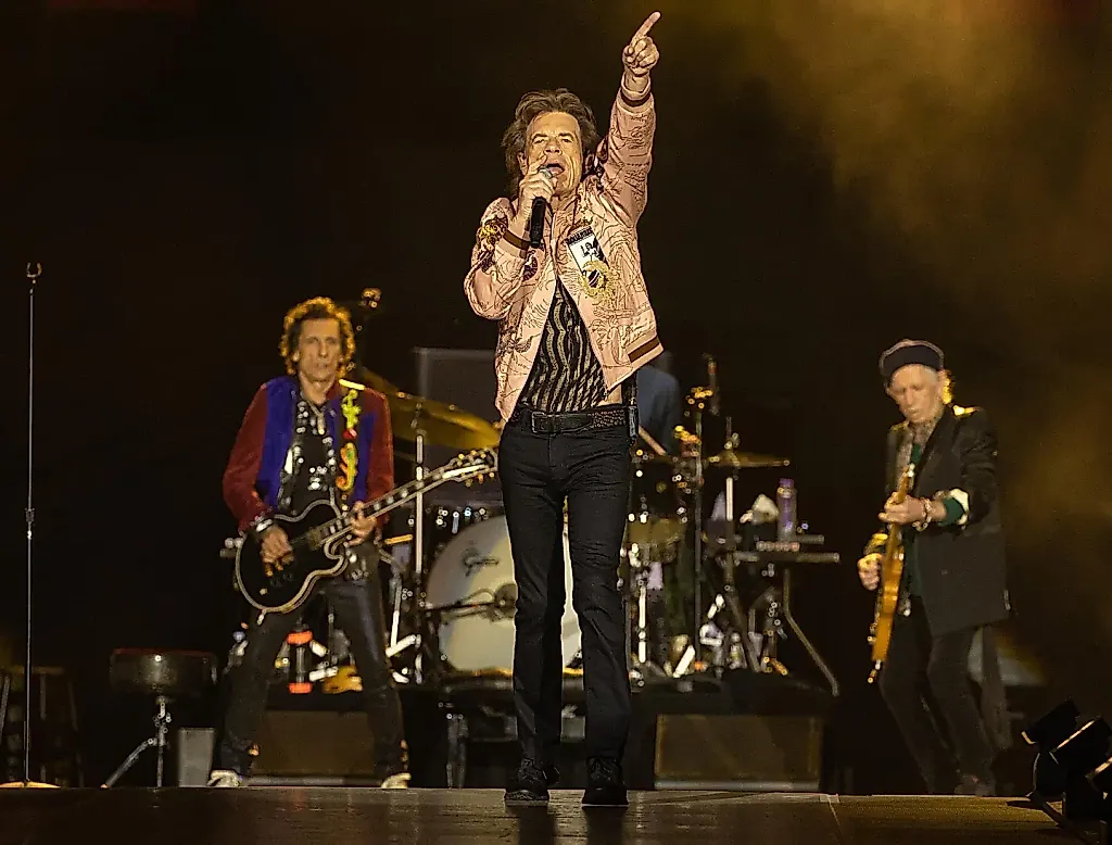 Старые камни, новый язык: Rolling Stones дразнят фанатов