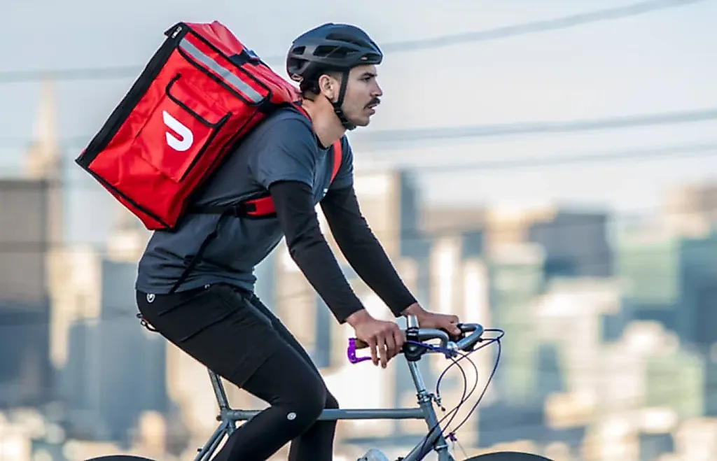 Кулинарная битва: DoorDash против Uber и их безумные обвинения