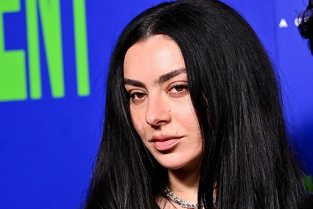 БратВейв умер, да здравствует рок: Шарли XCX позвала фанатов на разговор по душам
