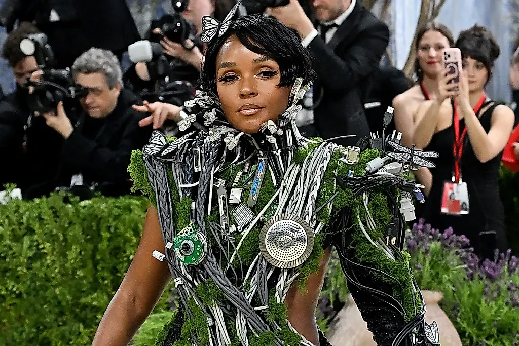 Джанель Монэ на Met Gala 2026: смесь проводов, мха и феерии технологий
