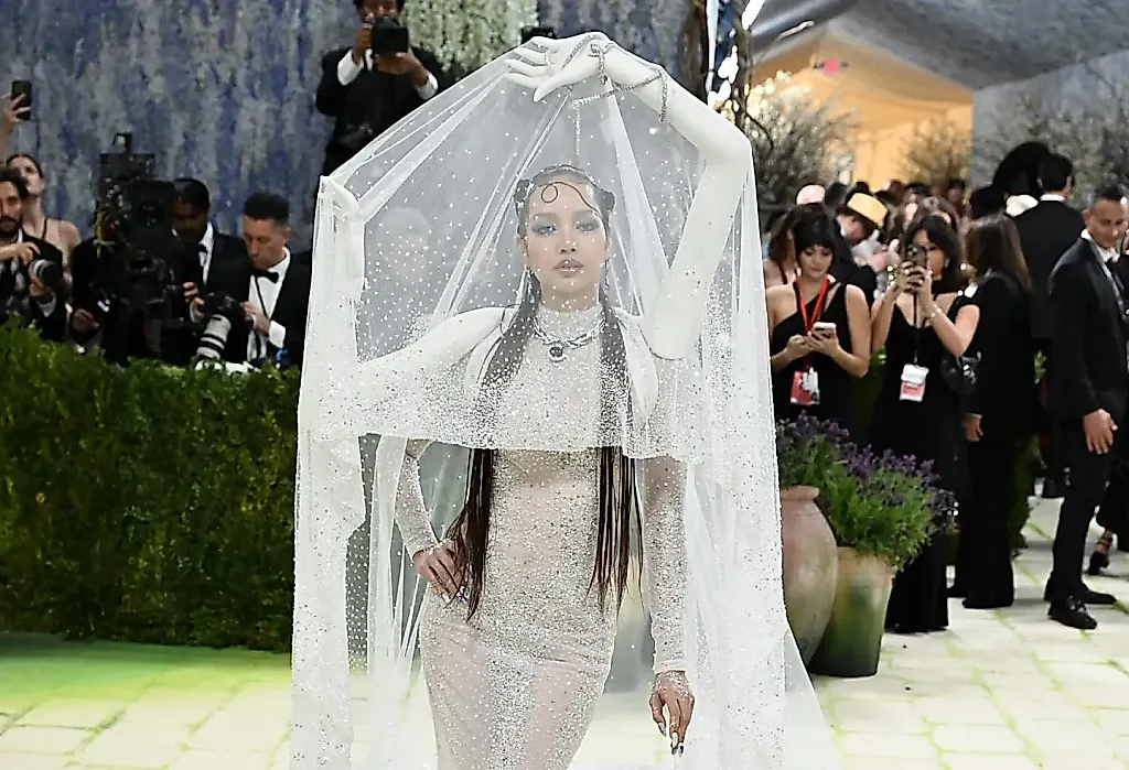 Лиса из BLACKPINK на Met Gala 2026 — четыре руки и ни одной свободной