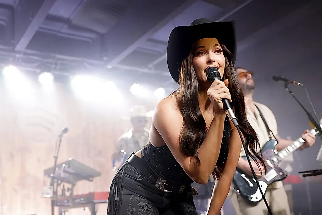 Kacey Musgraves выступила с братьями-мариачи, задержанными ICE, исполнив "Tú, Sólo Tú"