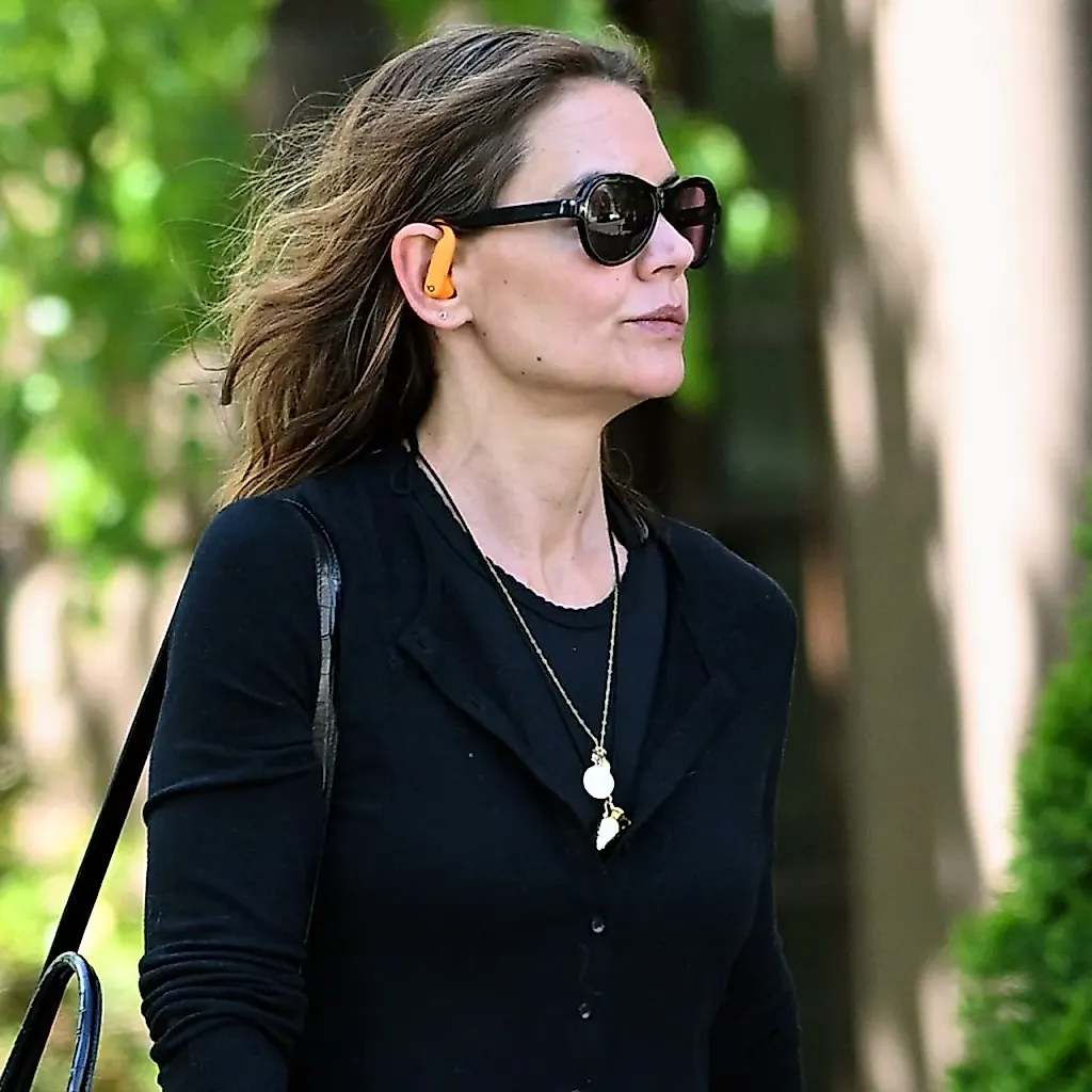 Katie Holmes возрождает тренд 90-х: шнурок на шее снова в моде