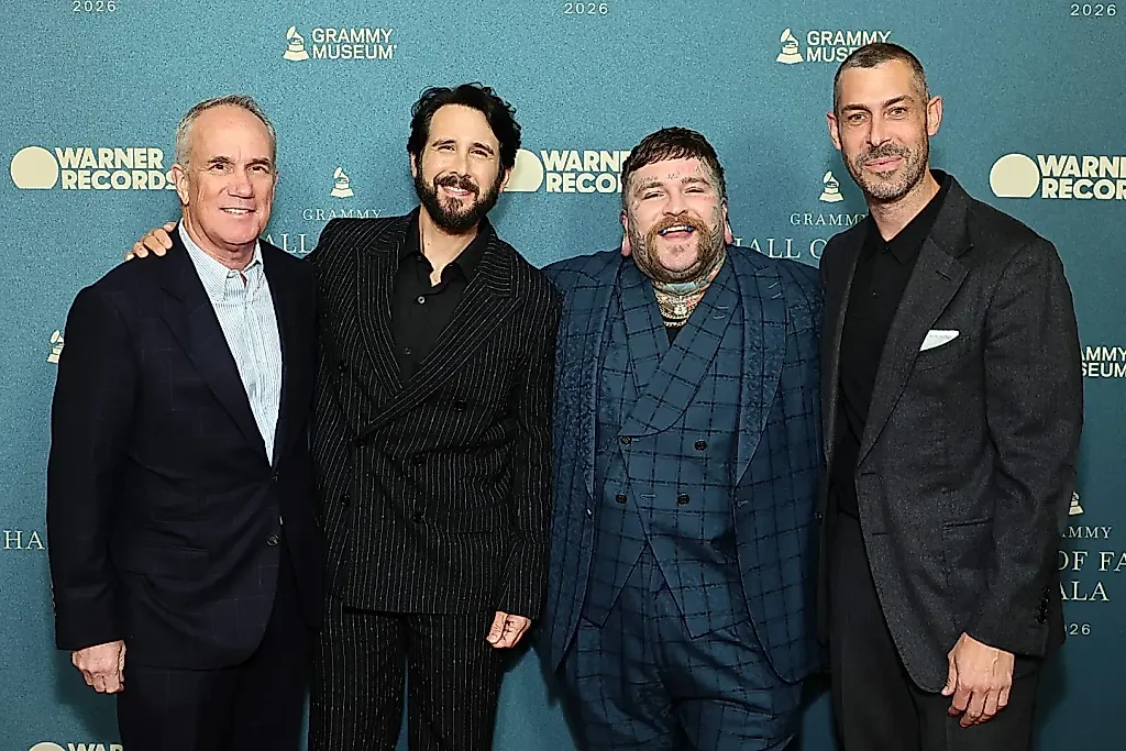 Warner Records вручили награду «Зал славы Грэмми» за вклад в музыку