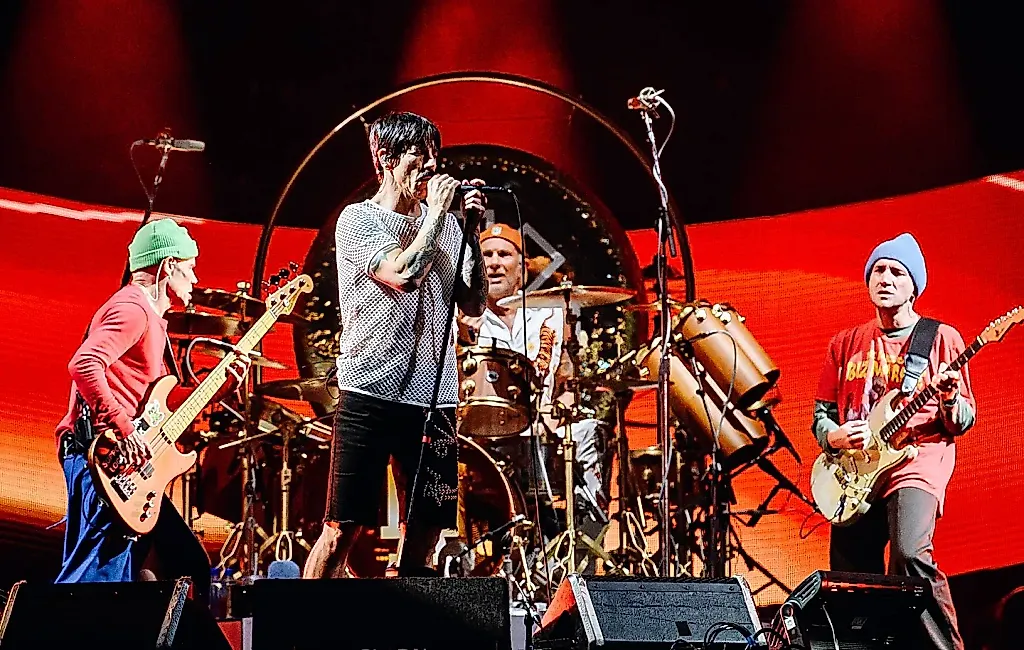 Red Hot Chili Peppers продали каталог Warner за $300 млн