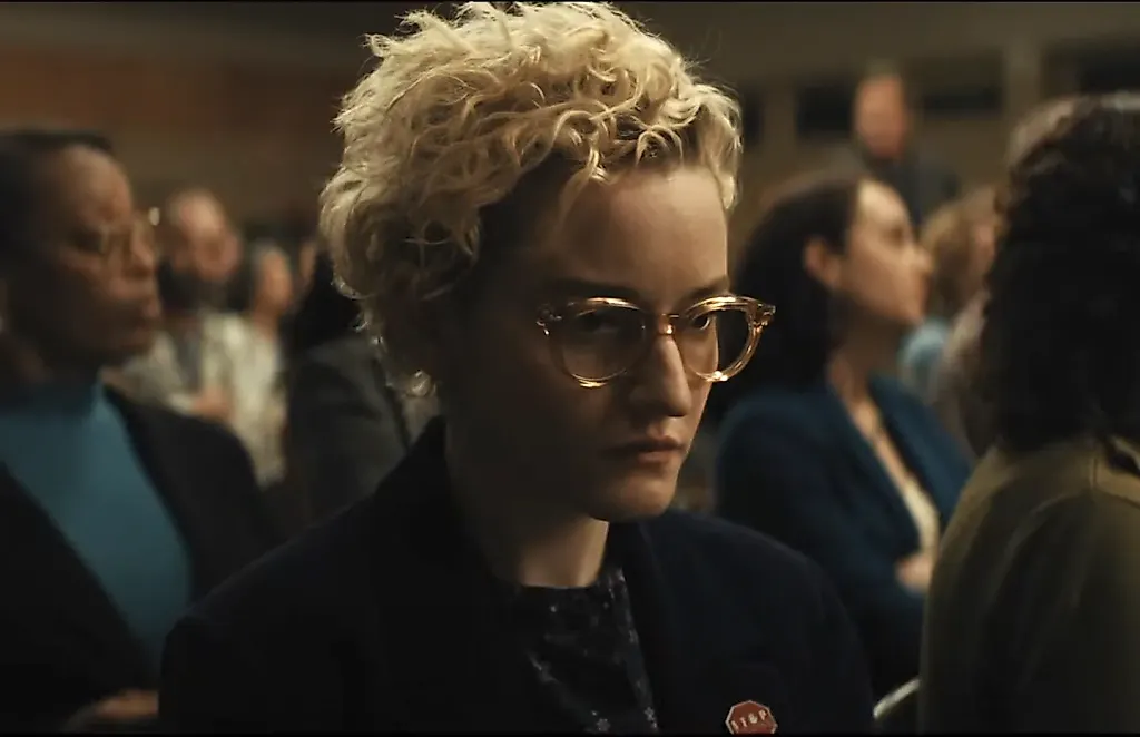 Джулия Гарнер в новом фильме «Оружие»: школа, где творится настоящий кошмар