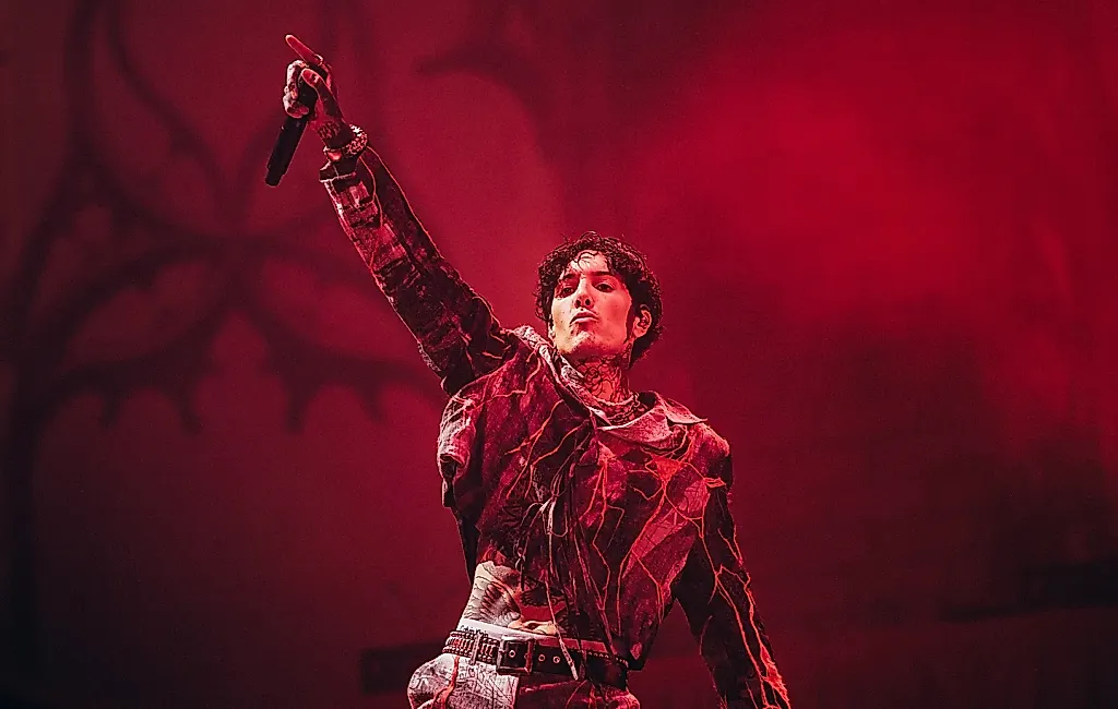 Оли Сайкс объясняет, зачем Bring Me The Horizon зовут фанатов на сцену